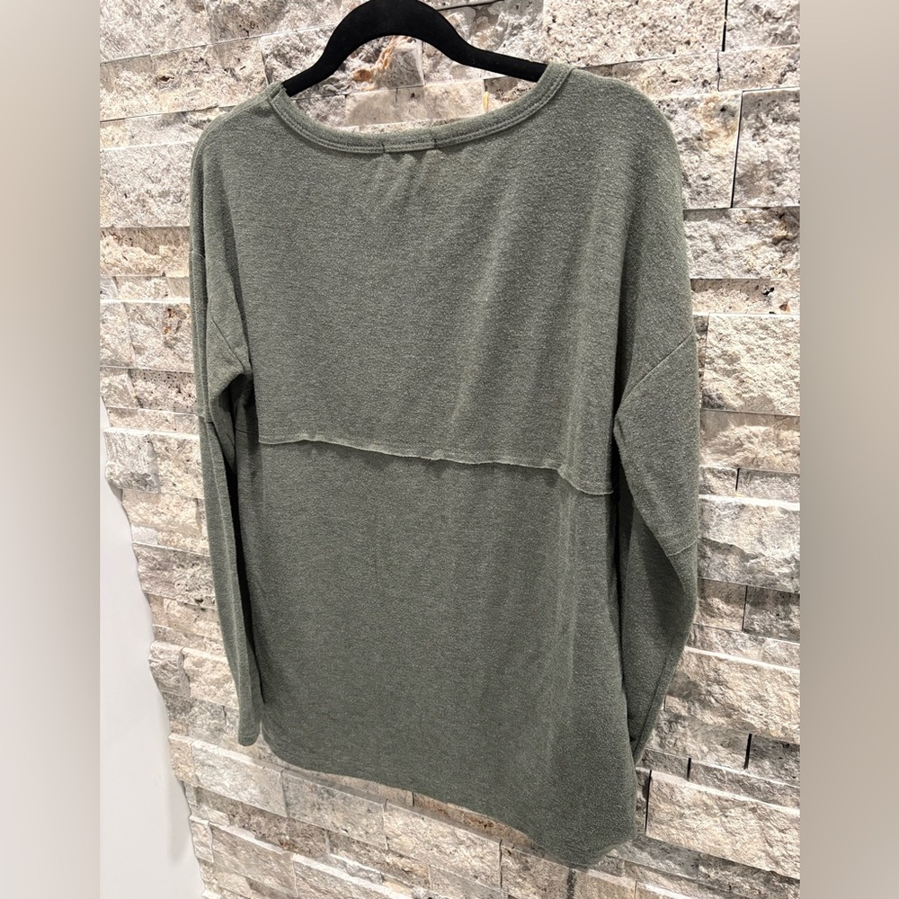Hopely Elegant Sage Long Sleeve Top size M - Picture 4 of 7
